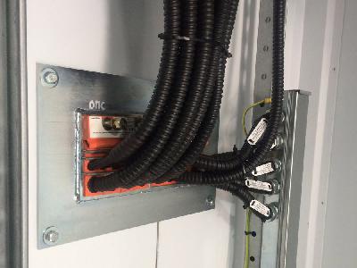 Компонент для крепления проводки и кабельных вводов в распределительном шкафу